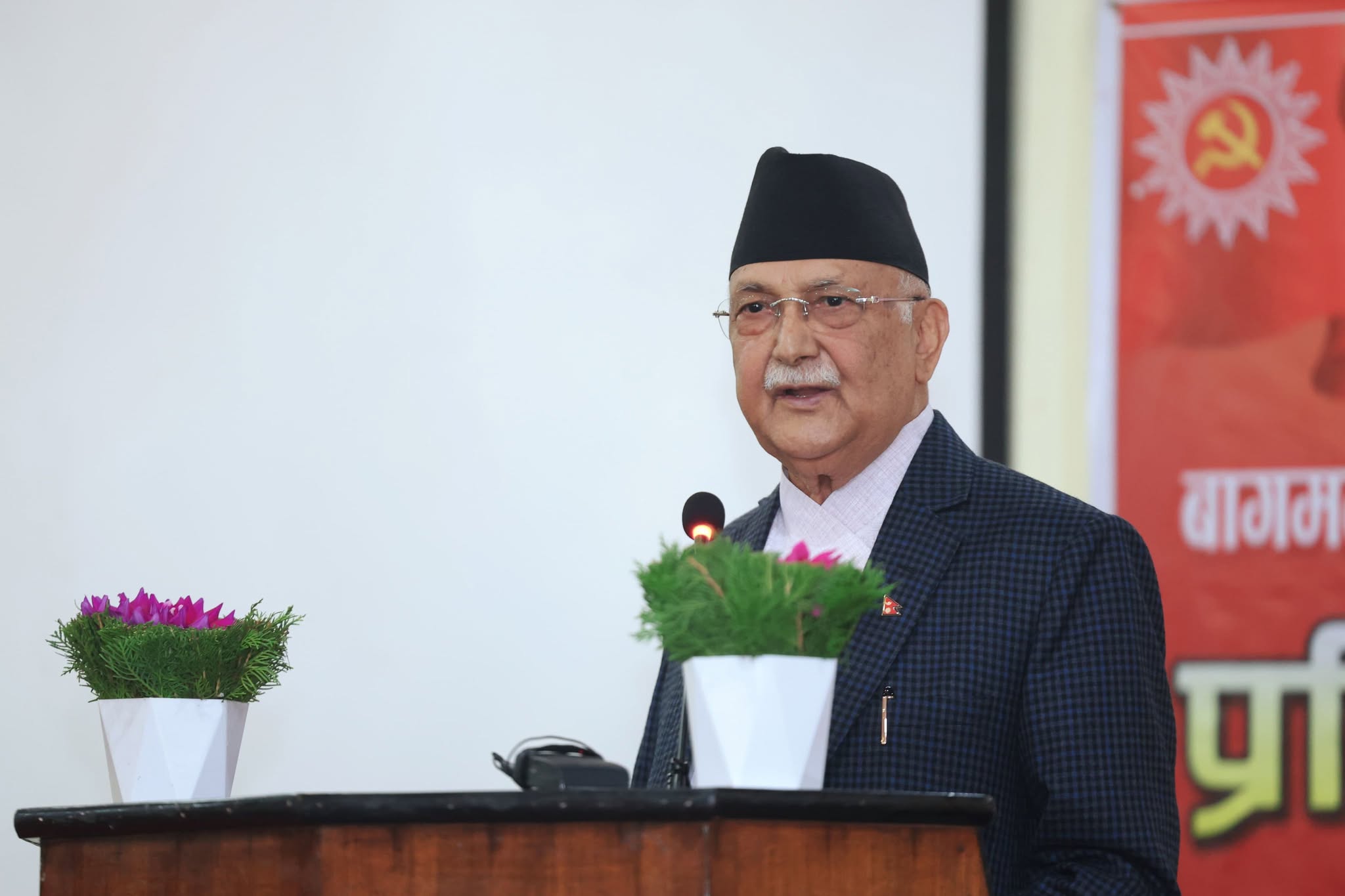 ओलीको कटाक्ष : ‘प्रचण्डको स्वर हेर्नुस् त, भ्रष्टाचारविरुद्ध बुरुक बुरुक !’