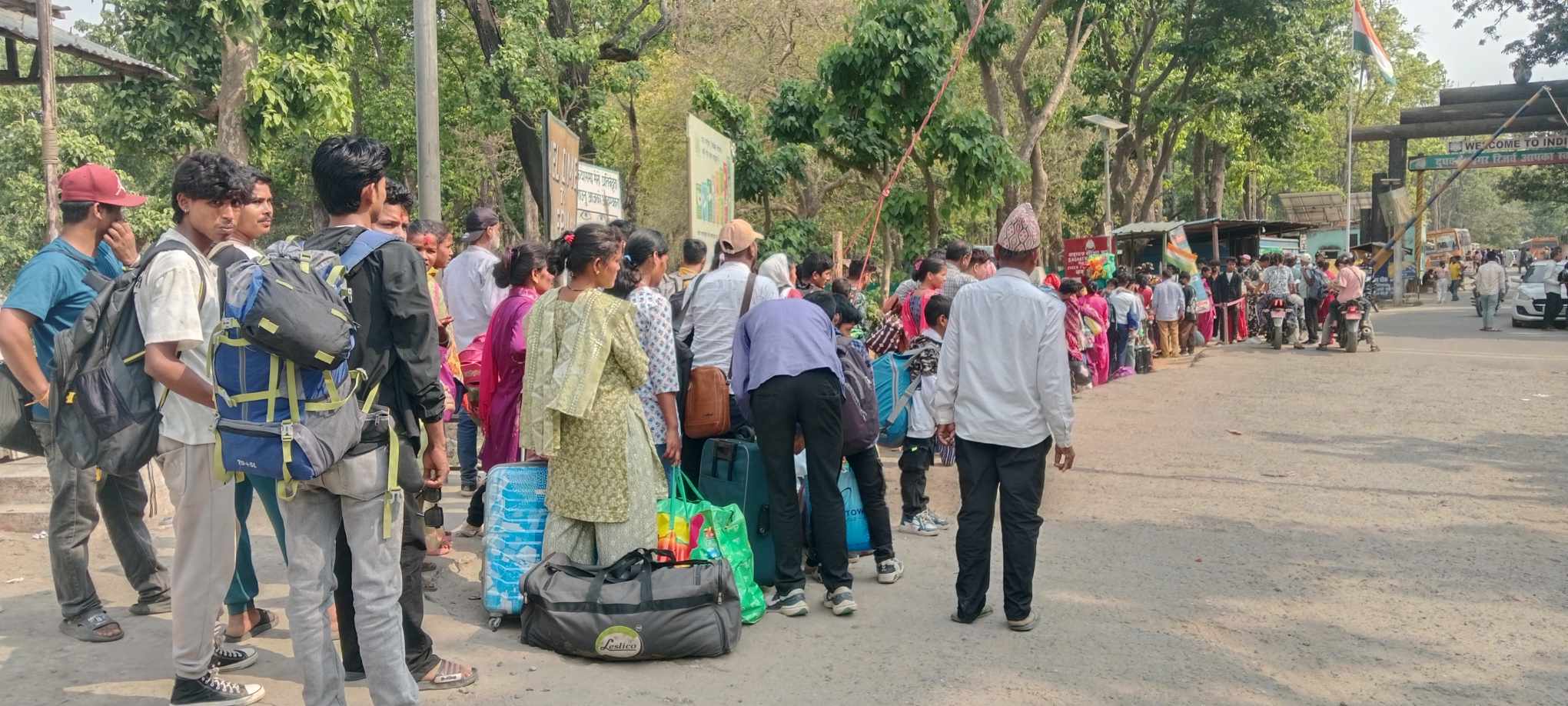 भारतबाट फर्कँदै गरेका नेपालीहरूसँग भारतीय सुरक्षाकर्मीद्वारा पैसा असुली