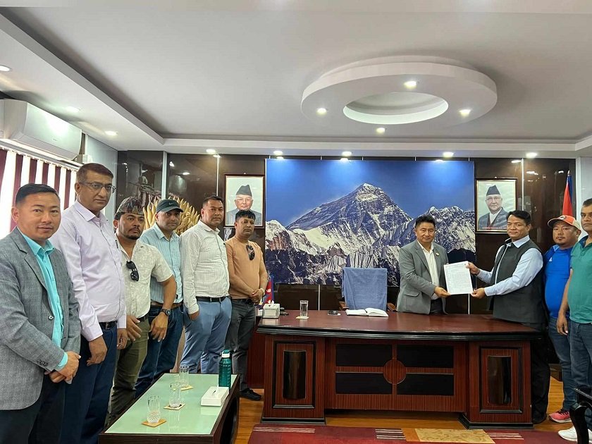 बागमती प्रदेश निर्माण व्यवसायी महासङ्घद्वारा १० बुँदे मागपत्रसहित मुख्यमन्त्री कार्यालयमा निवेदन