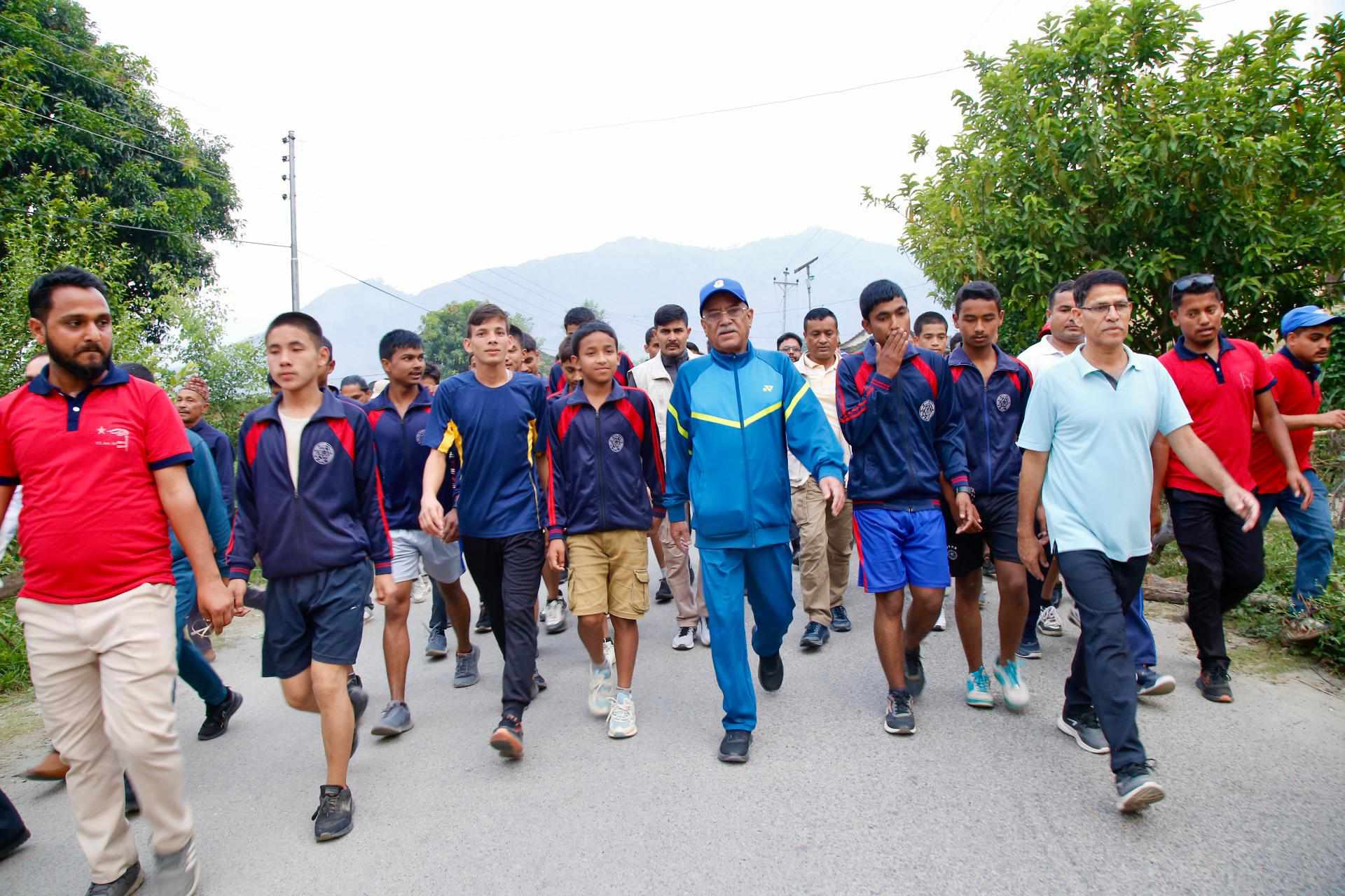 डोटीमा प्रचण्डको मर्निङ वाक, थपिए विद्यार्थी