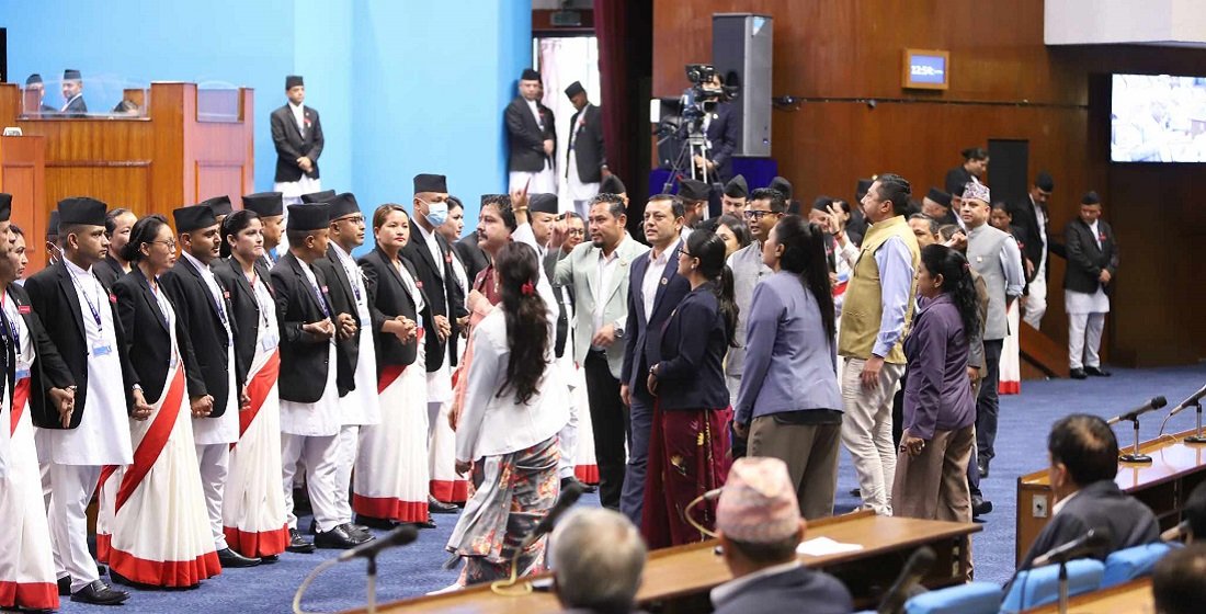 संसद्मा रास्वपा र राप्रपाको नाराबाजी (तस्बिरहरु)