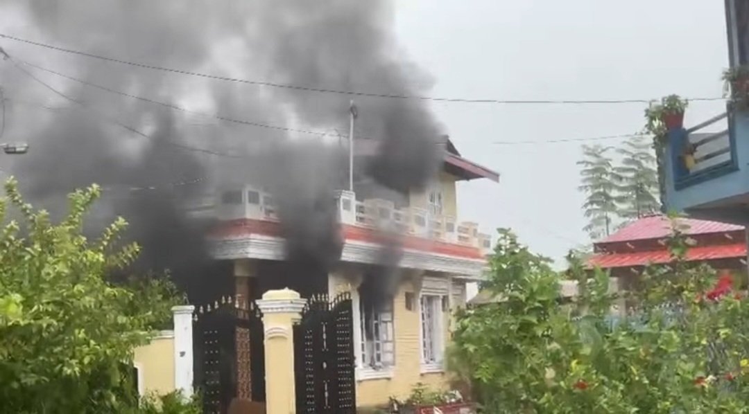 घर ध्वस्त भएपछि आफन्तको शरणमा नेताहरू