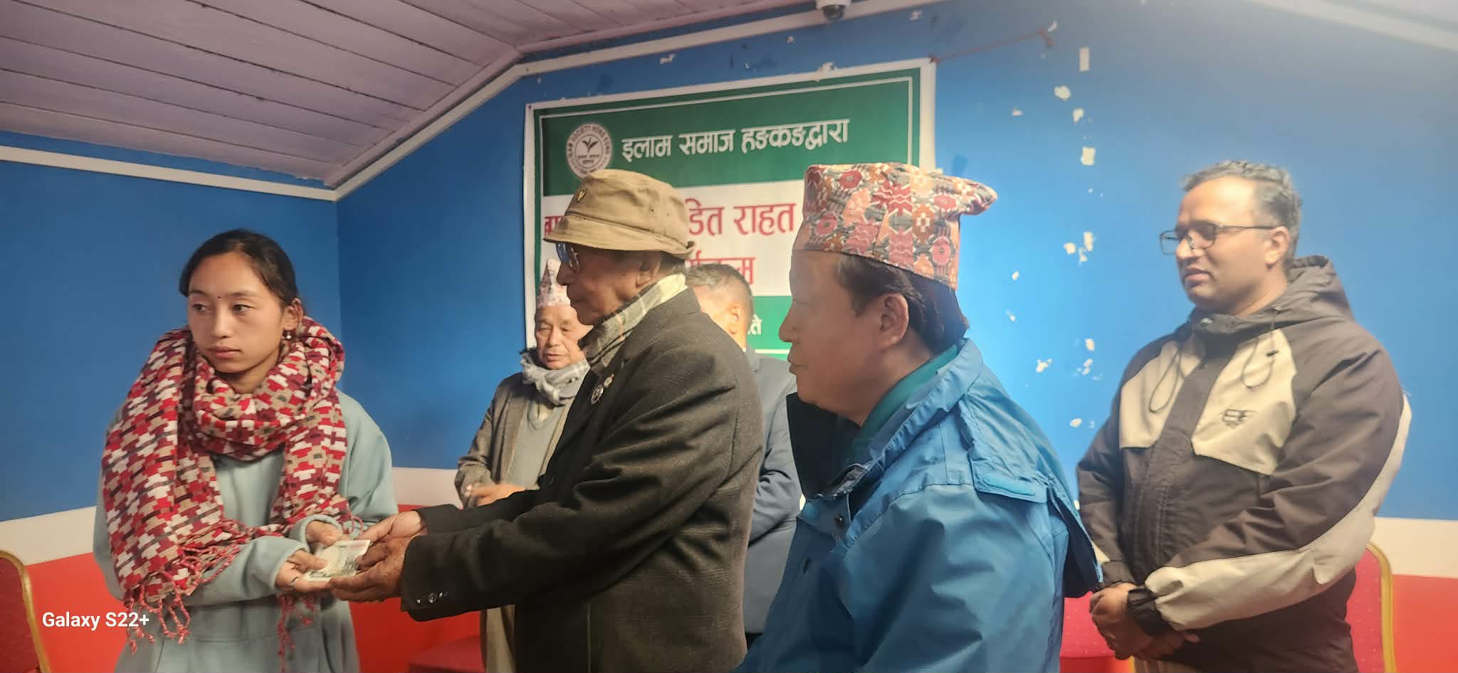   इलामका बाढीपहिरोपीडितलाई हङकङबाट साढे १० लाख सहयोग