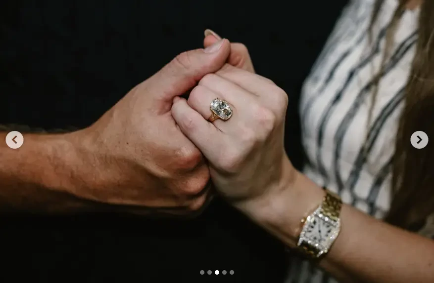 4K21670_Swift_engaged_3_png