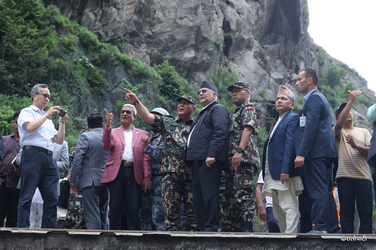   रसुवाबाट फर्केपछि विपद् व्यवस्थापन समितिको बैठकमा प्रधानमन्त्री