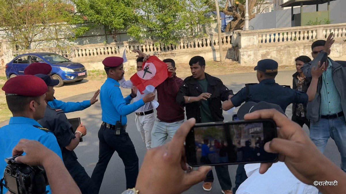 5-Nebisangh protest inside Singhdurbar_NPL (5)