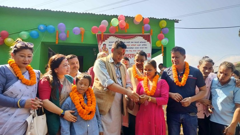मुख्यमन्त्री बानियाँद्वारा एकल महिलालाई घर हस्तान्तरण