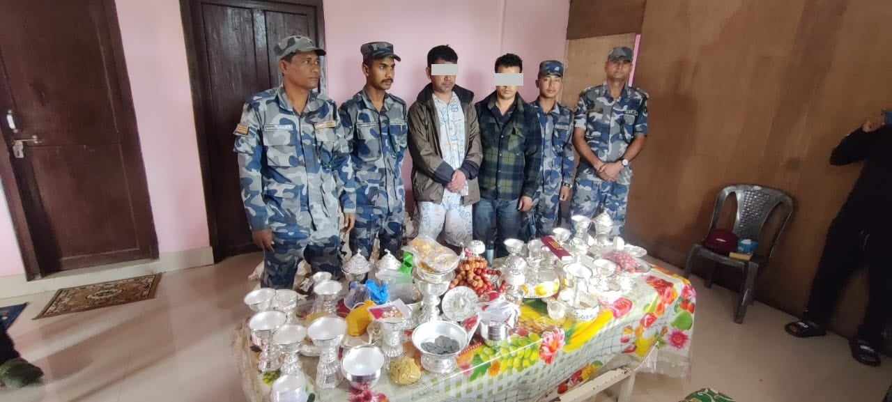इलामको चारमाइलबाट चाँदी र सुनको जलप लगाएका गहनासहित दुई जना पक्राउ