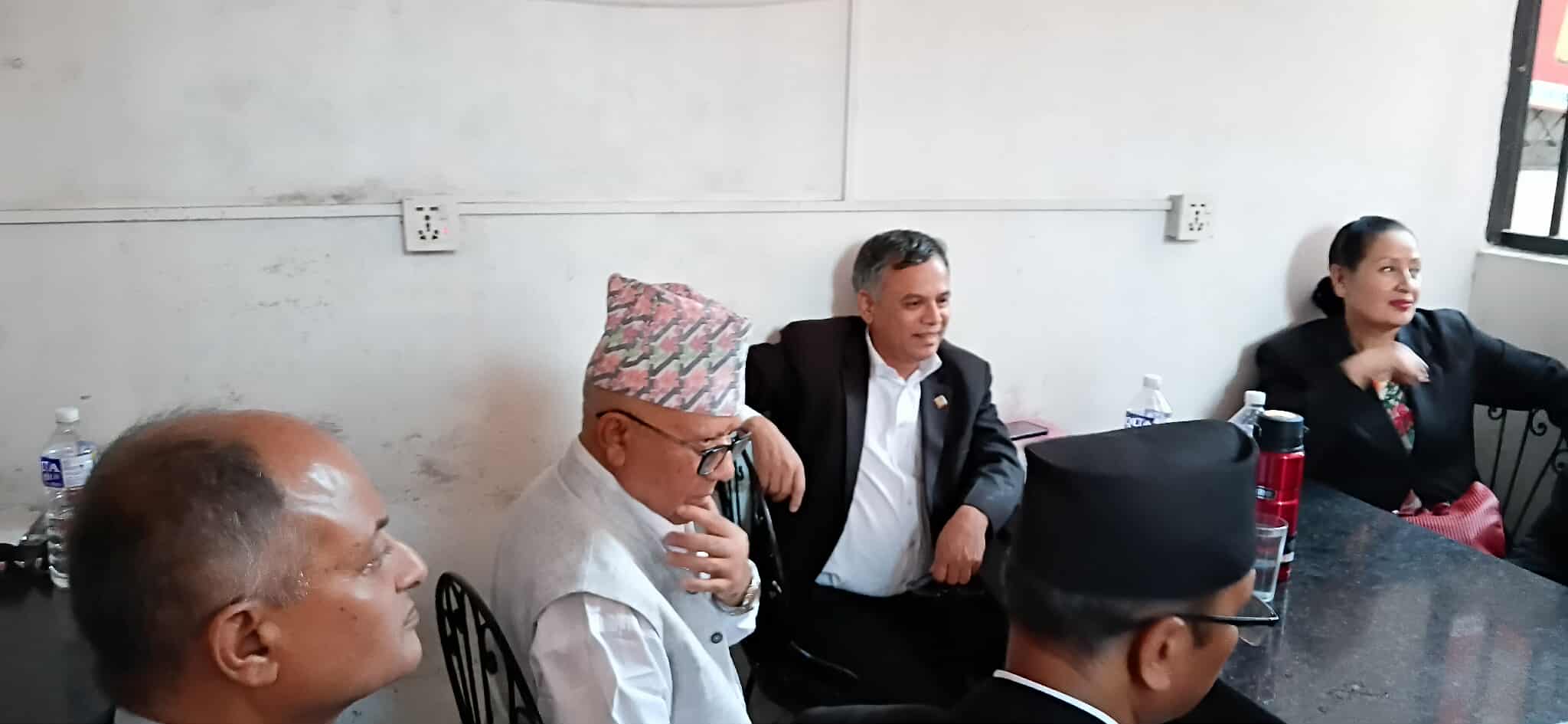  माधव नेपाललाई भेट्न अदालतमा पुगिन् झाँक्री