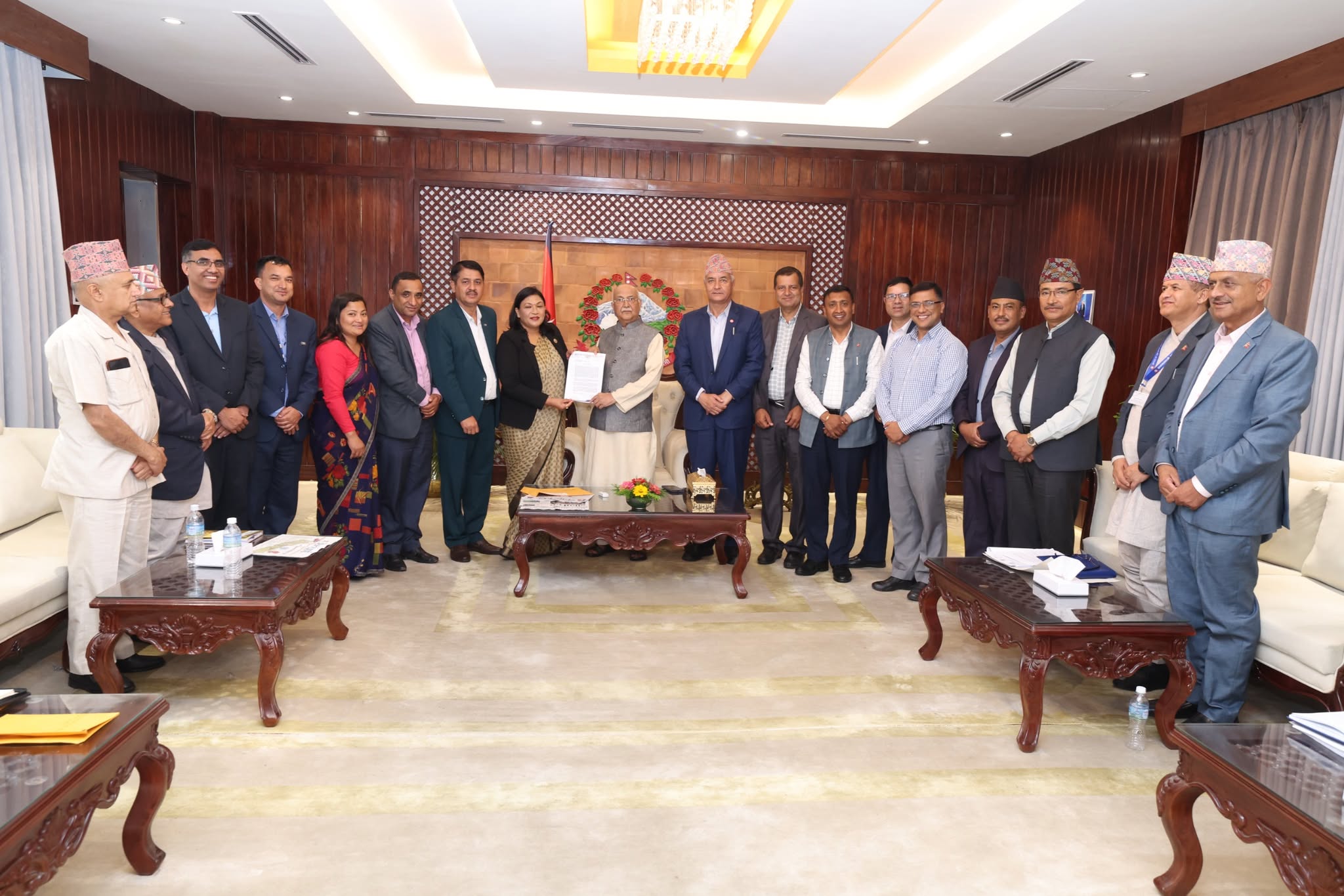   प्रधानमन्त्रीसँग सहकारी महासङ्घको गुनासो : १० प्रतिशत निक्षेप र १५ प्रतिशत ऋणको व्यवस्था सन्तुलित छैन