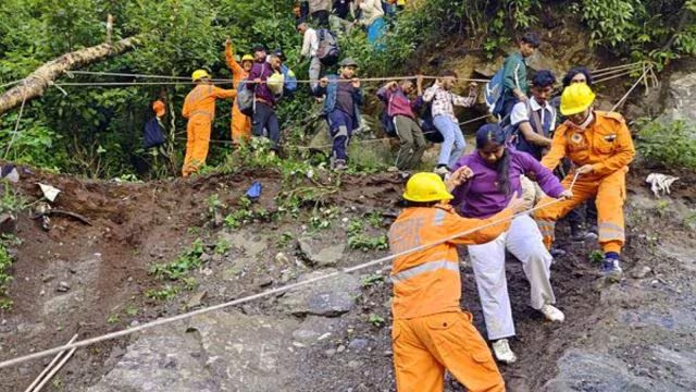   उत्तराखण्डमा पहिरो : ९ जना मजदुर बेपत्ता, चार धाम यात्रा रोकियो