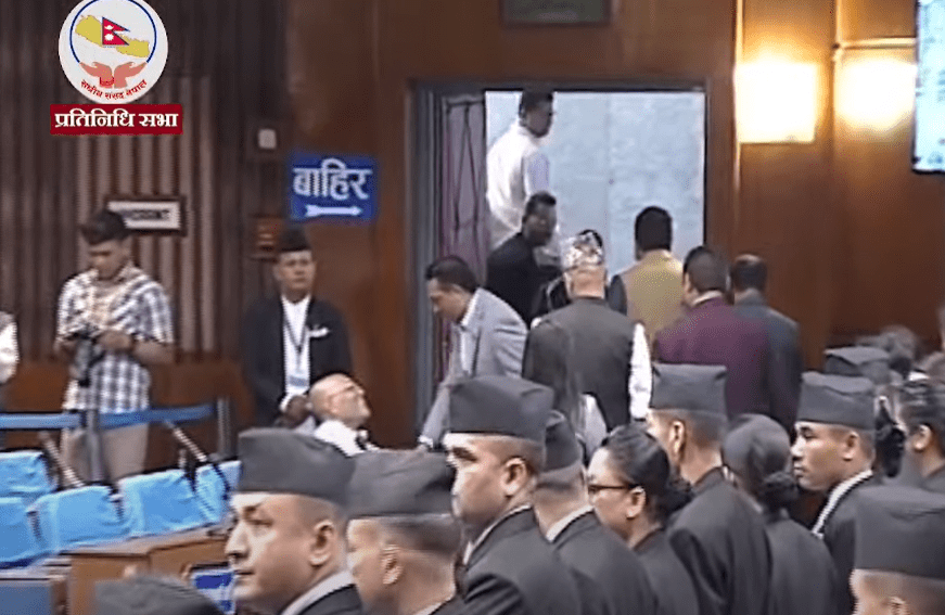   अमरेशसँग हात मिलाएर बाहिरिए रास्वपाका सांसद