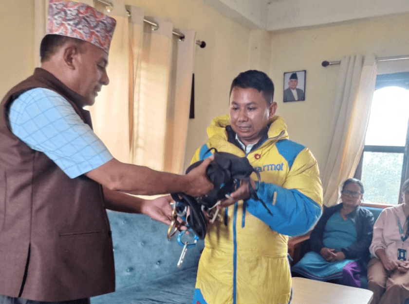   सातै महादेशका उच्च हिमशिखर आरोहण गर्ने अभियानमा रहेका पाण्डेलाई सहयोग
