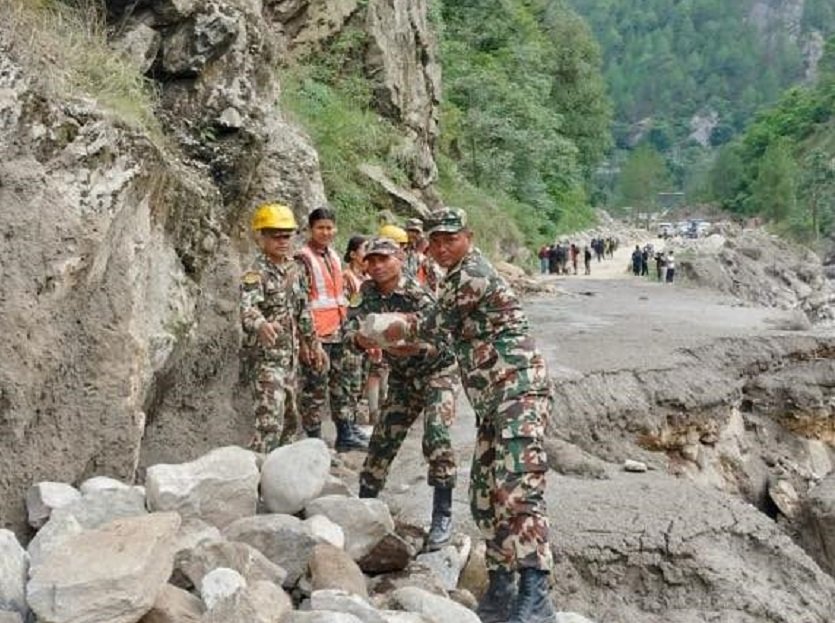   स्याफ्रुवेशी–टिमुरे सडक खण्डकाे पहिरो हटाउँदै सेना