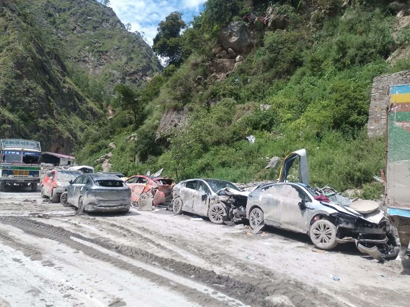 रसुवा बाढीमा फसेका ४ वटा ईभी र ११ वटा कन्टेनर सुरक्षित स्थानमा सारियो