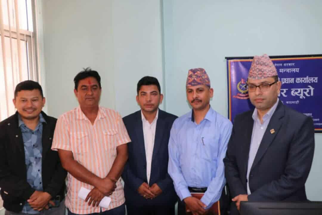   शान्तिश्री र रामजी खाँडसहितका तीन गीतविरूद्द साइबर ब्युरोमा उजुरी