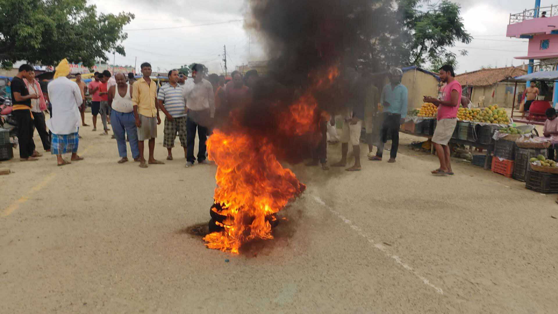   नाकामा मलको तस्करीमा कडाइ गरेको भन्दै टायर बालेर प्रदर्शन !