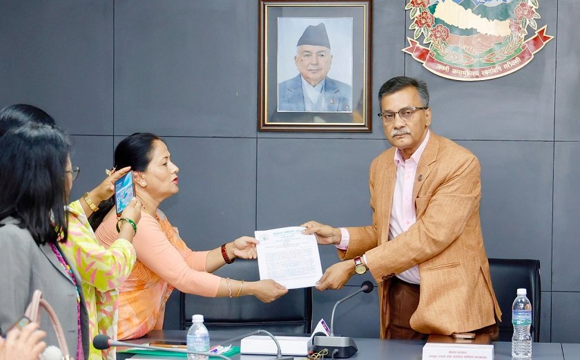   महिला सङ्घले ज्ञापनपत्र बुझाउँदै भन्यो– बहुविवाहलाई छुट दिने प्रस्तावित कानुन आपत्तिजनक