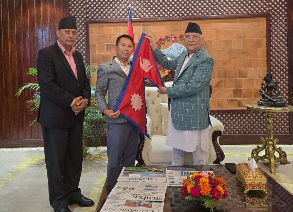   जलवायु परिवर्तनको मुद्दा बोकेर इन्डोनेसियाको हिमाल आरोहण गर्दै पर्वतारोही पाण्डे