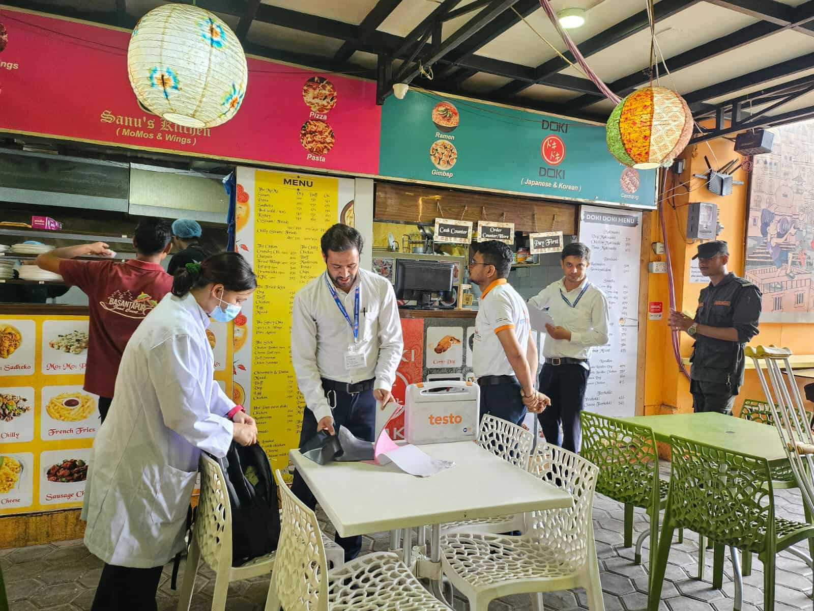   महानगरपालिकाद्वारा बसन्तपुर र इन्द्रचोकमा खाद्य अनुगमन, ३१ लिटर अखाद्य तेल नष्ट