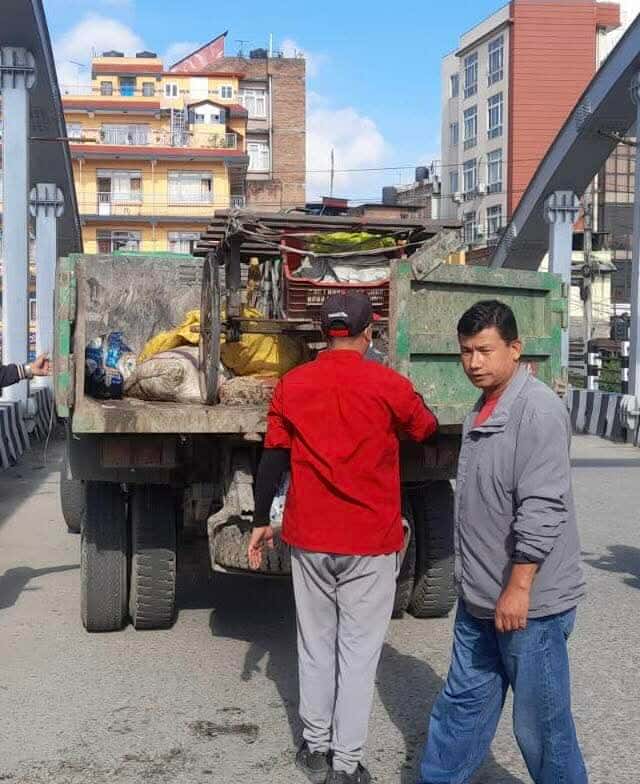   रिक्सामा लगेर फोहोर फाल्न खोज्नेलाई ३० हजार रुपैयाँ जरिवाना