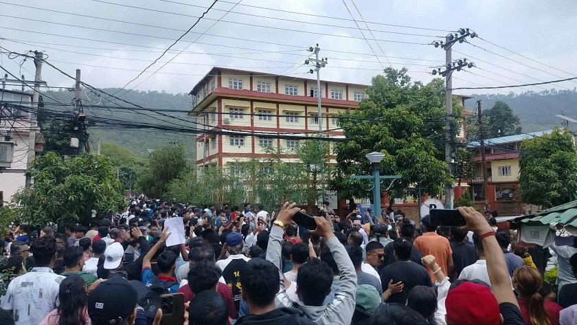   हेटौँडा उपमहानगरपालिका र लोकसेवा आयोग हेटौँडाको कार्यालयमा तोडफोड