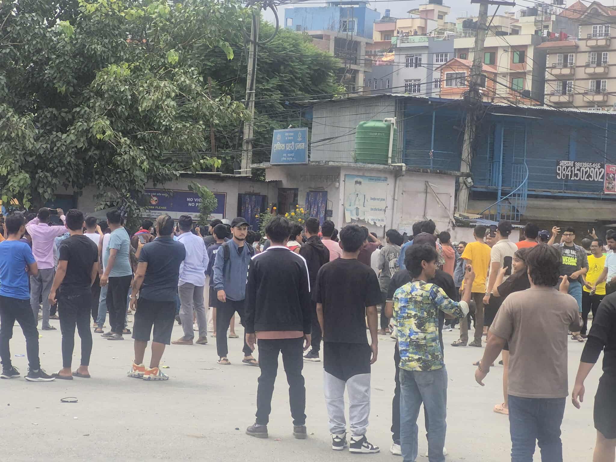 कर्फ्युका बिच टेकुदेखि कलंकीसम्मै प्रदर्शन, बल्खुको पुलिस बिट तोडफोड