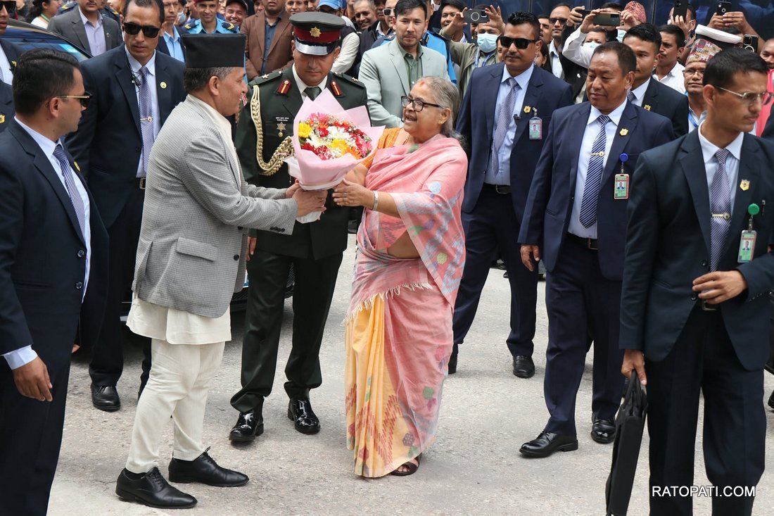   नवनियुक्त प्रधानमन्त्री सुशीला कार्कीद्वारा पदभार ग्रहण, तस्बिरहरु