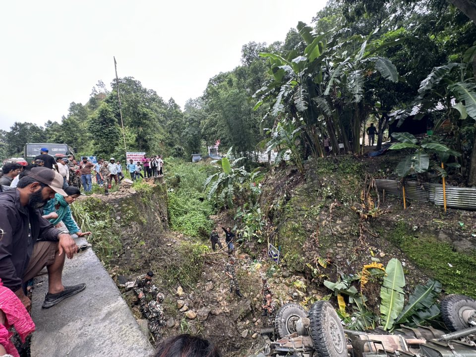   चुरियामाई मन्दिर नजिकै सेना चढेको गाडी दुर्घटना,  १५ जना घाइते
