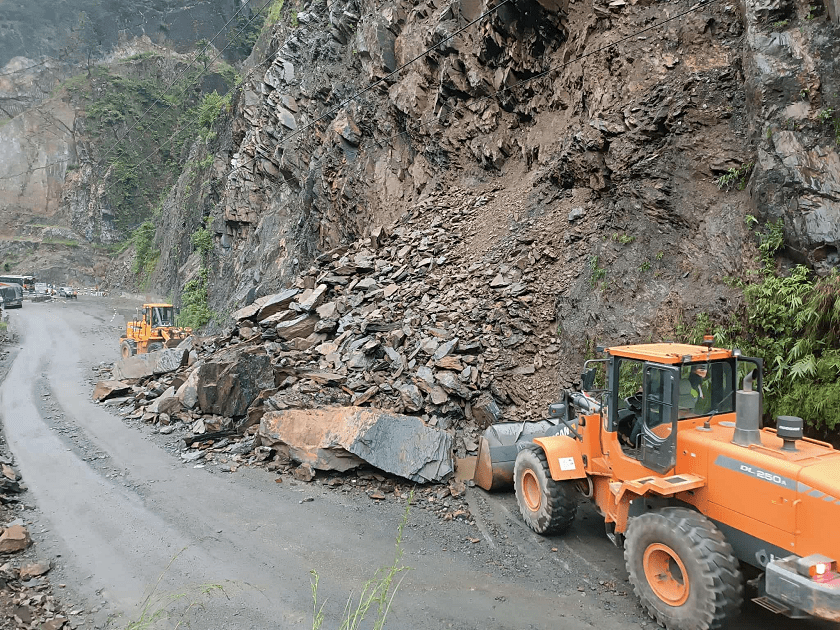   तुइन खोलामा पहिरो, नारायणगढ–मुग्लिन सडक एकतर्फी सञ्चालनमा