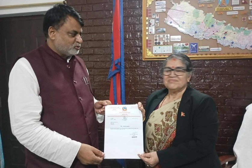   मुख्यमन्त्री सोनलले प्रदेश प्रमुखलाई बुझाए राजीनामा पत्र