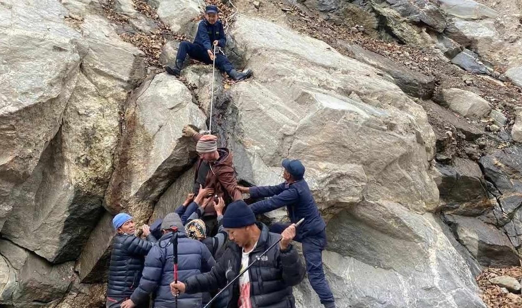 भीरमा खसेका विदेशी पर्यटकको प्रहरीले गर्‍यो उद्धार