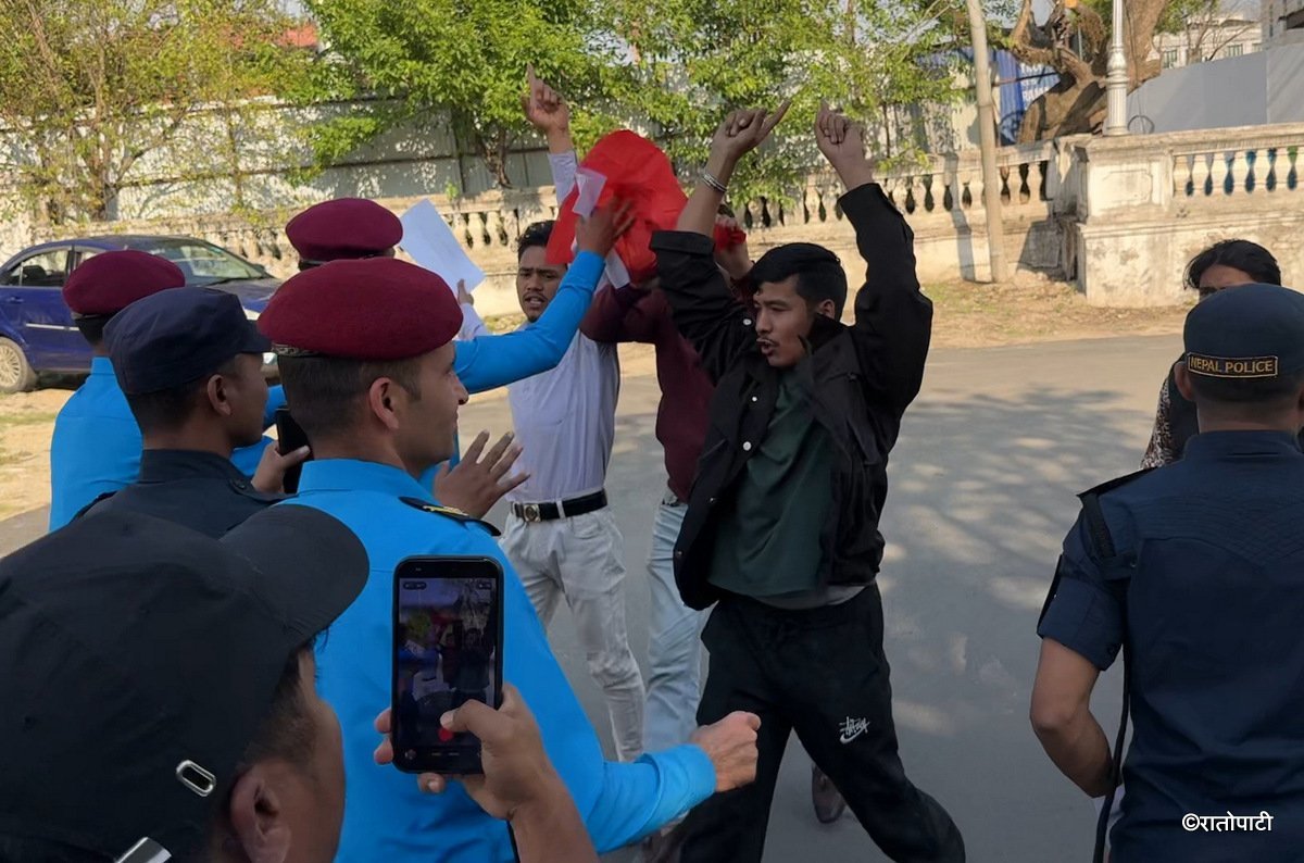 6-nebisangh-protest-inside-singhdurbar_npl-(6)_slHsj8KJHR
