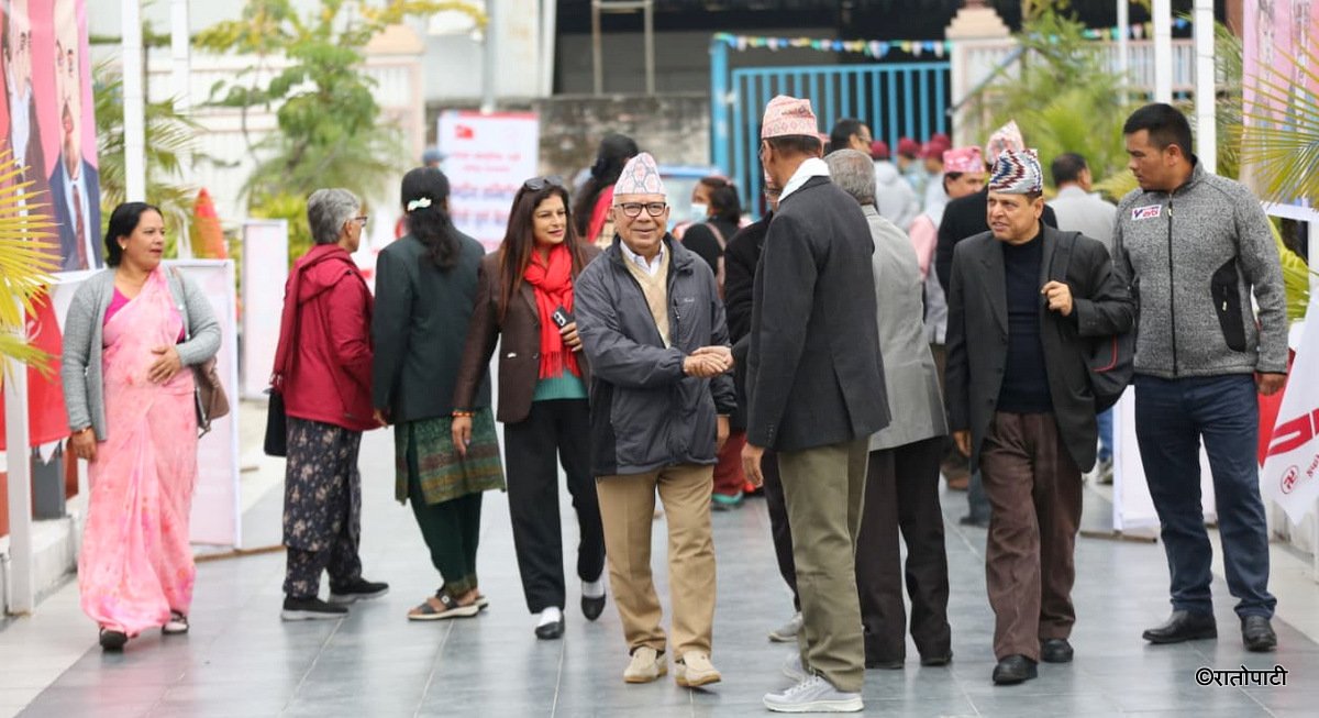   सरकारी सुरक्षा बिना केन्द्रीय कमिटी बैठक पुगे माधव नेपाल (तस्बिरहरू)