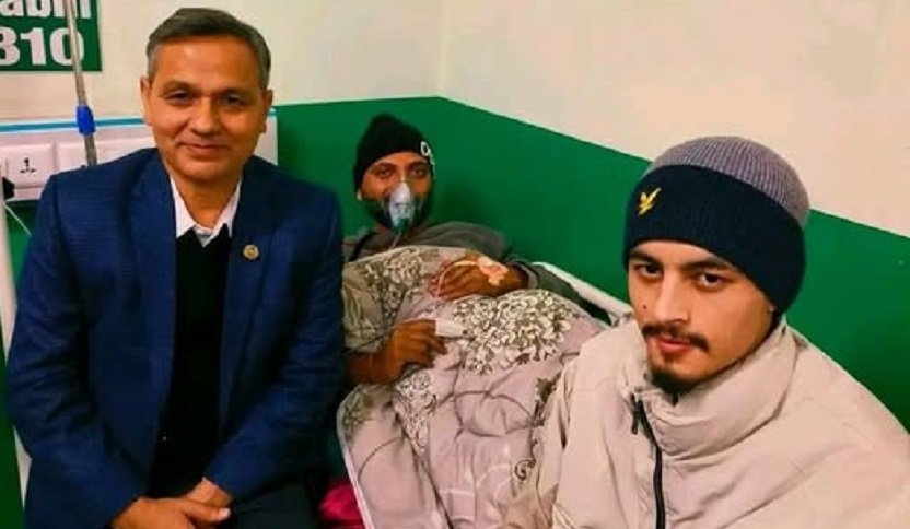 गृहमन्त्री अर्यालले अनसनरत निकोलस भुसाललाई भेटे