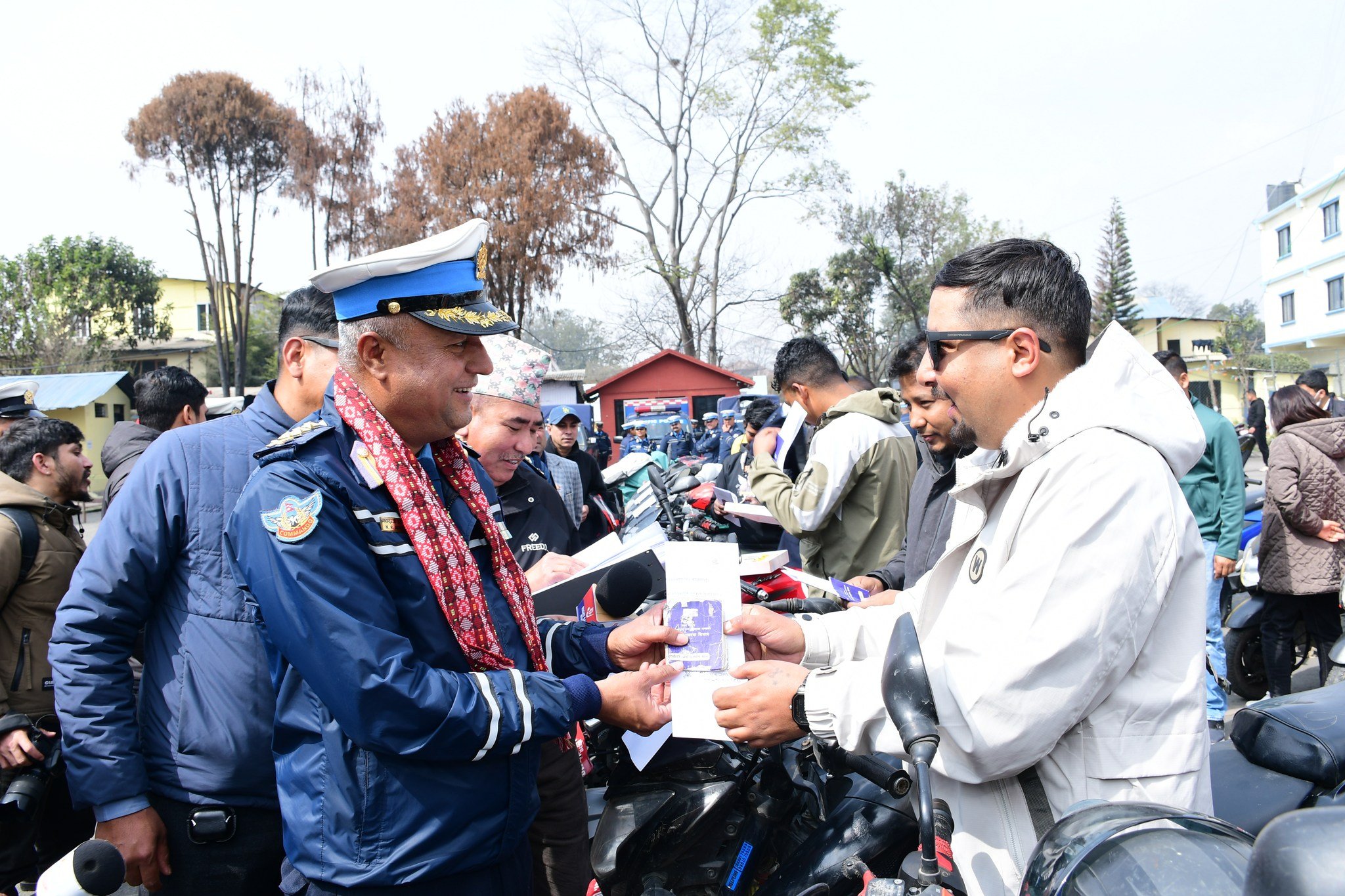 हराएका ५३ वटा मोटरसाइकल र स्कुटर ट्राफिक प्रहरीद्वारा धनीलाई हस्तान्तरण