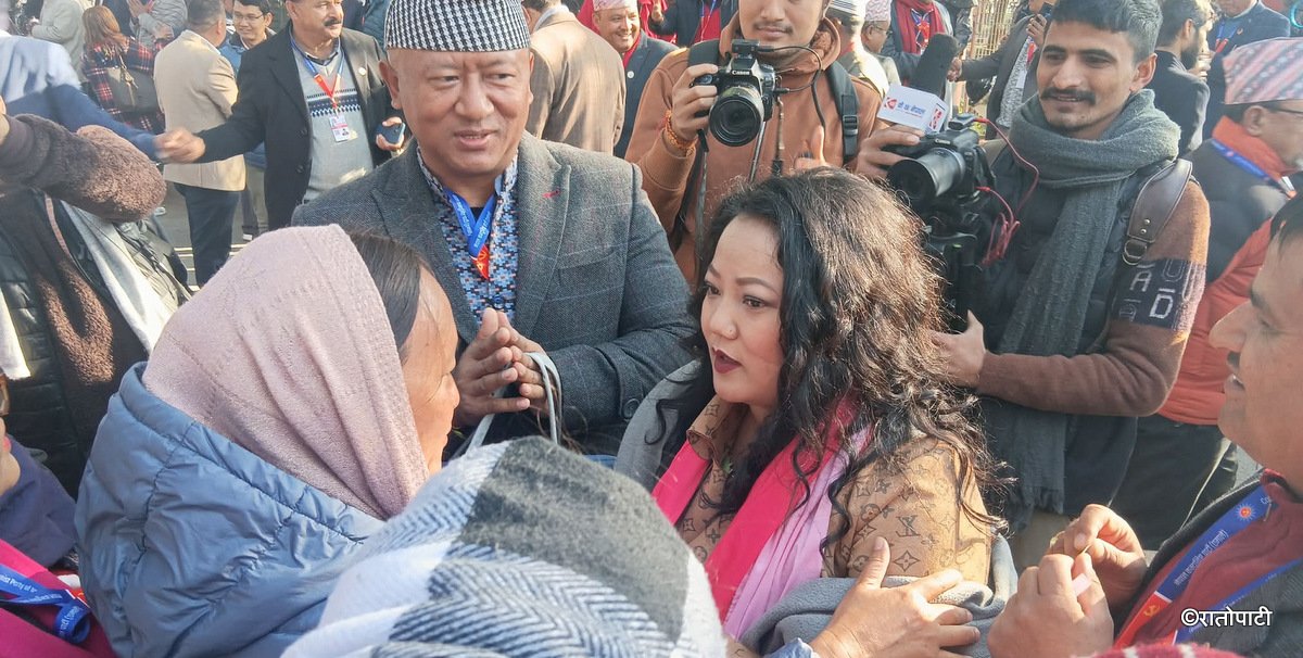   एमाले महाधिवेशनको लाइनमै छिरेर मत माग्दै ज्योति मगर