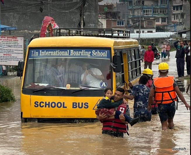 वर्षाले बस डुबानमा, विद्यार्थीहरूकाे उद्धार (तस्बिरहरू)
