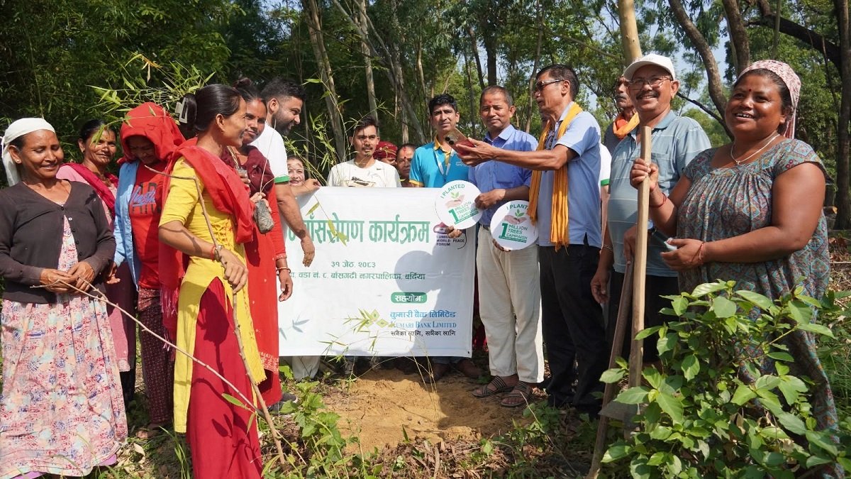 बर्दियाको नवदुर्गा सामुदायिक वनमा ५०० बाँसका बिरुवा रोपिए