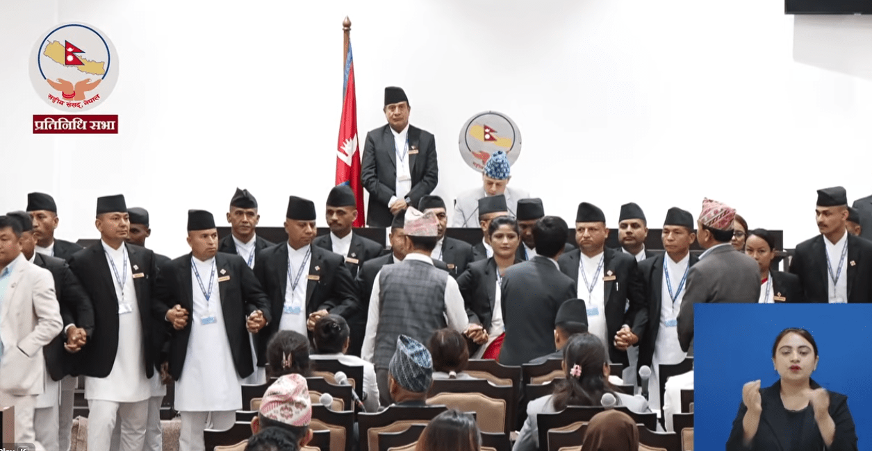Parliament Meeting Adjourned for 15 Minutes Due to Labor Culture Party Protest
