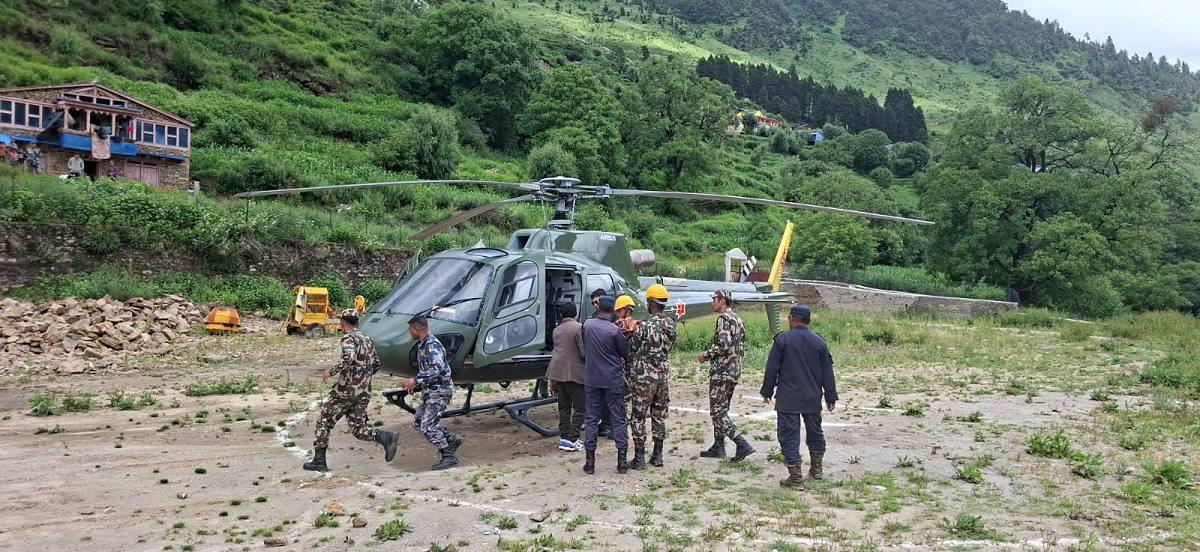 डोल्पाको बाढीमा परेर गम्भीर घाइते भएका विकलाई हेलिकप्टरबाट सुर्खेत ल्याइयो