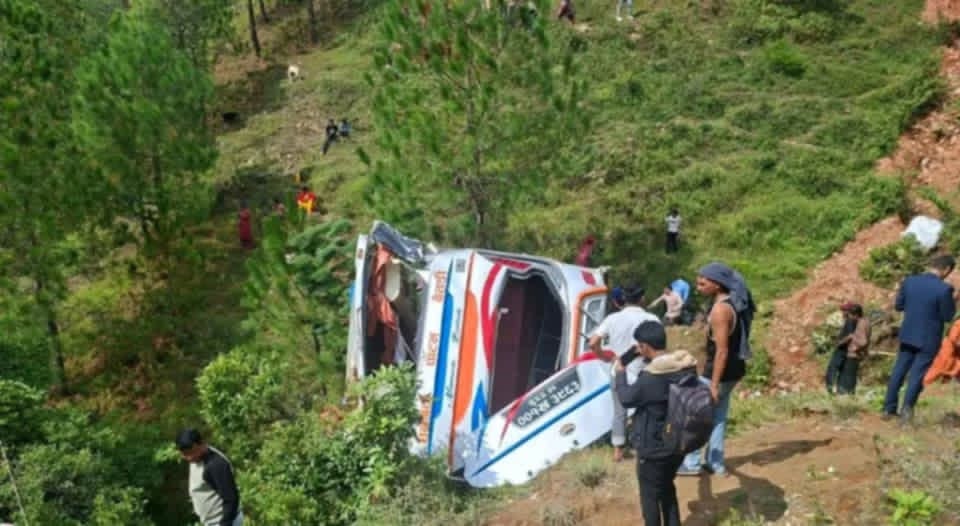 धनगढीबाट बैतडीतर्फ जाँदै गरेको बस दुर्घटना