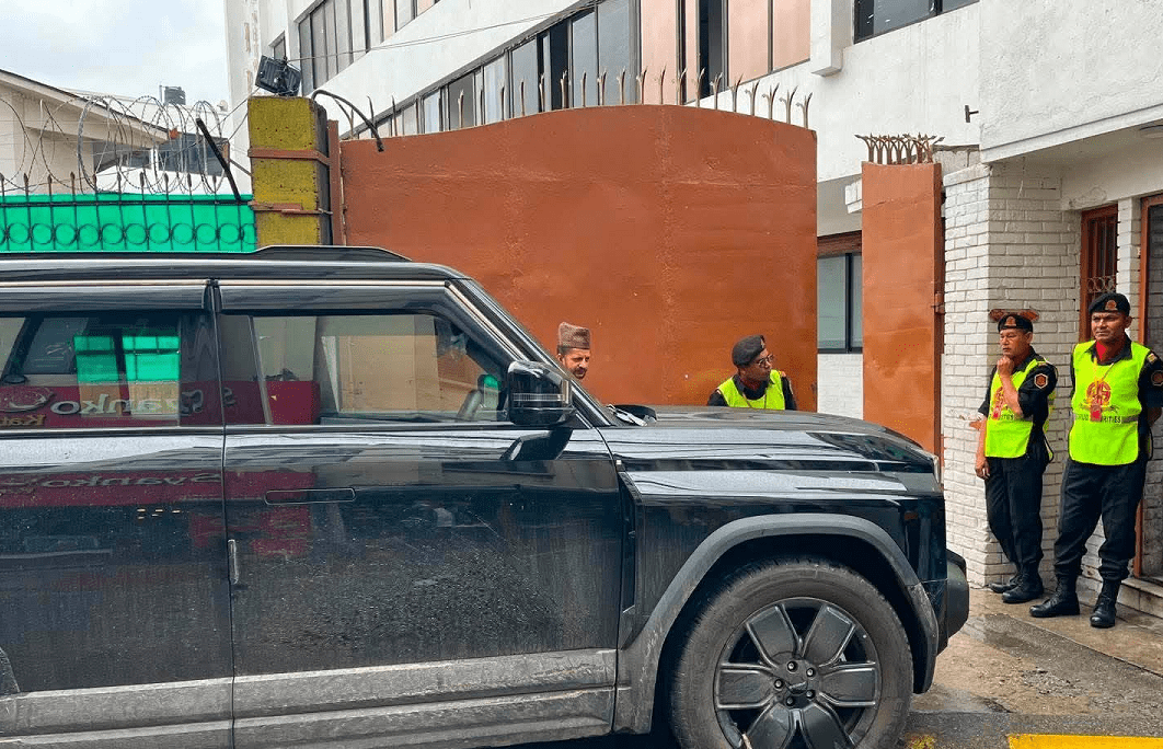 Traffic Police Fines Drivers for Suspiciously Parked Vehicles