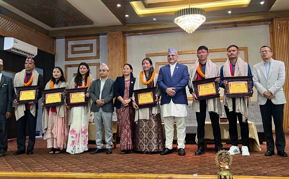 ८ हजार मिटर अग्ला हिमाल चढ्ने ६ जनालाई गण्डकी सरकारको सम्मान