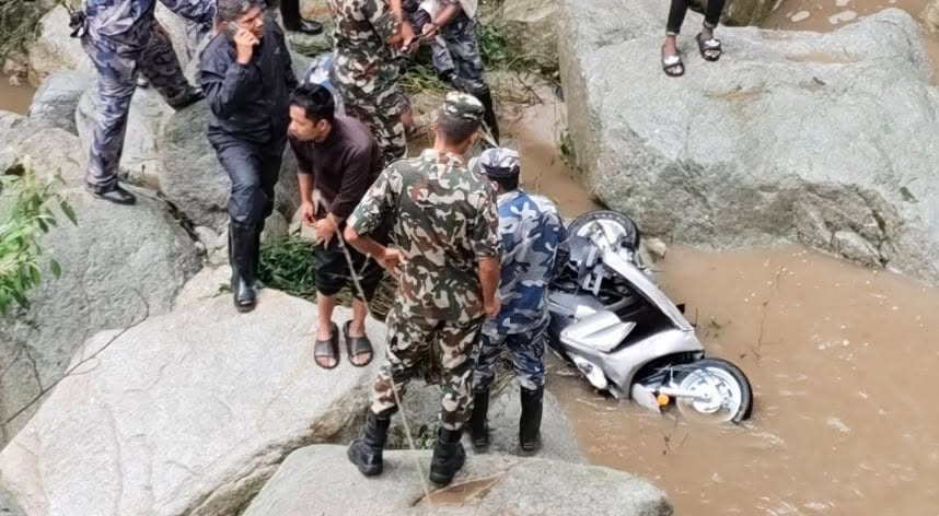 सिमखोलाले बगाएका स्कुटर चालक मृत फेला