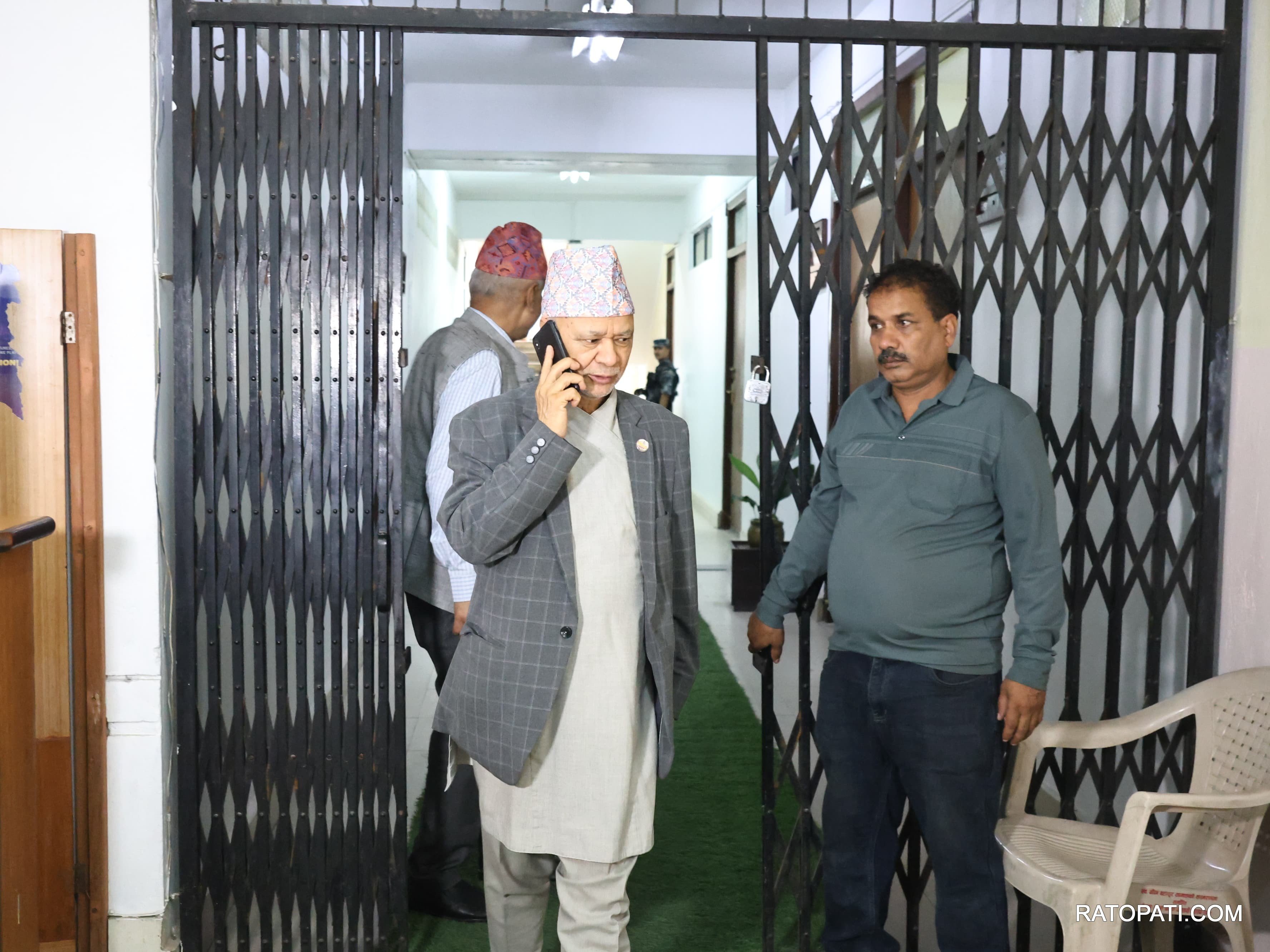   कांग्रेस बैठक चलिरहेको बेला शिक्षामन्त्री सानेपा पुगेपछि... (तस्बिरहरु)