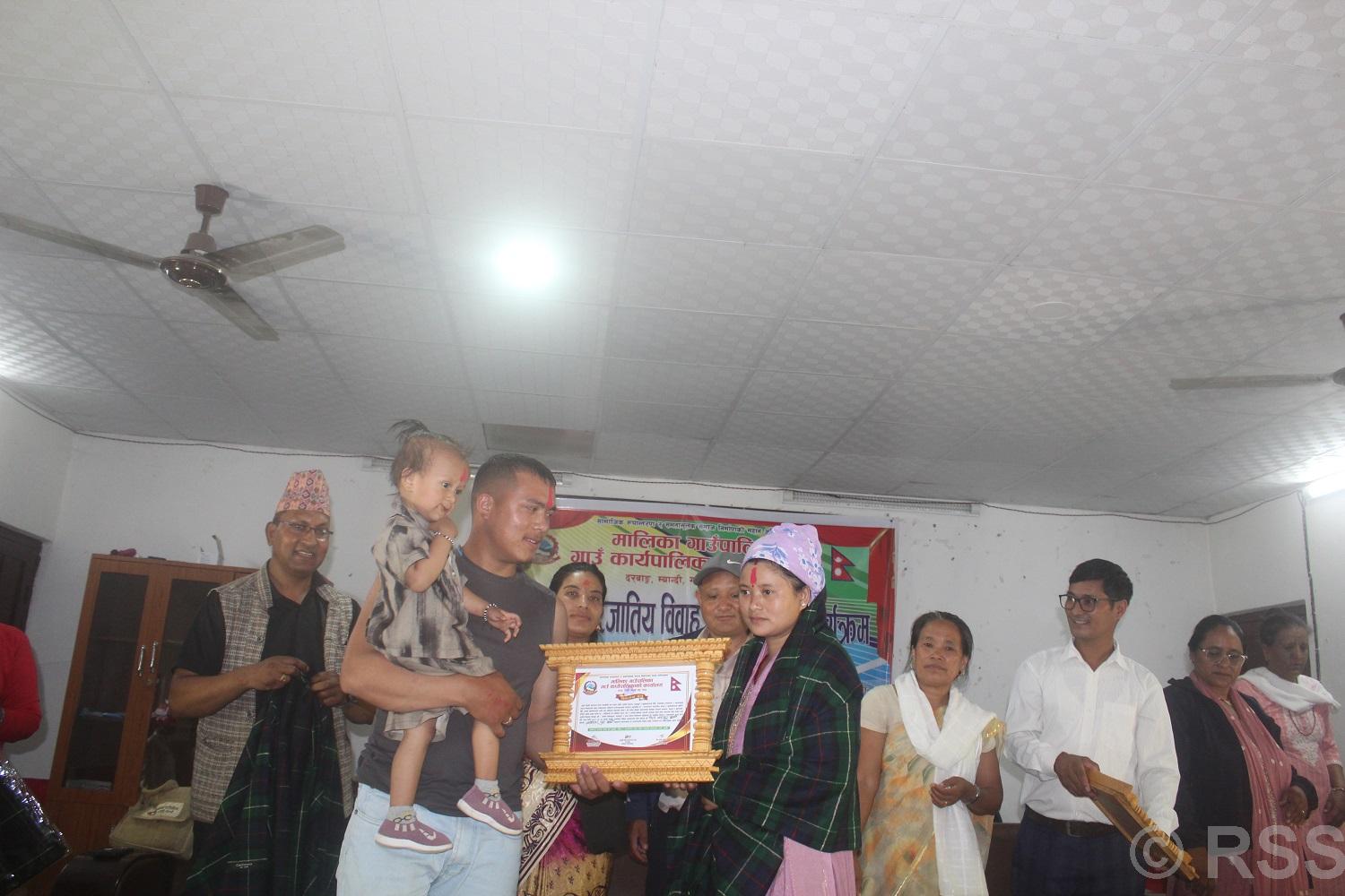 अन्तरजातीय विवाह गरेका २५ जोडी नगदसहित सम्मानित