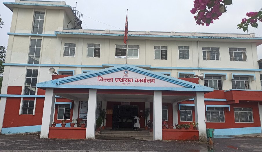   चितवनमा जनजीवन सामान्य बन्दै, सेवा प्रवाह नियमित गर्न प्रशासनको निर्देशन