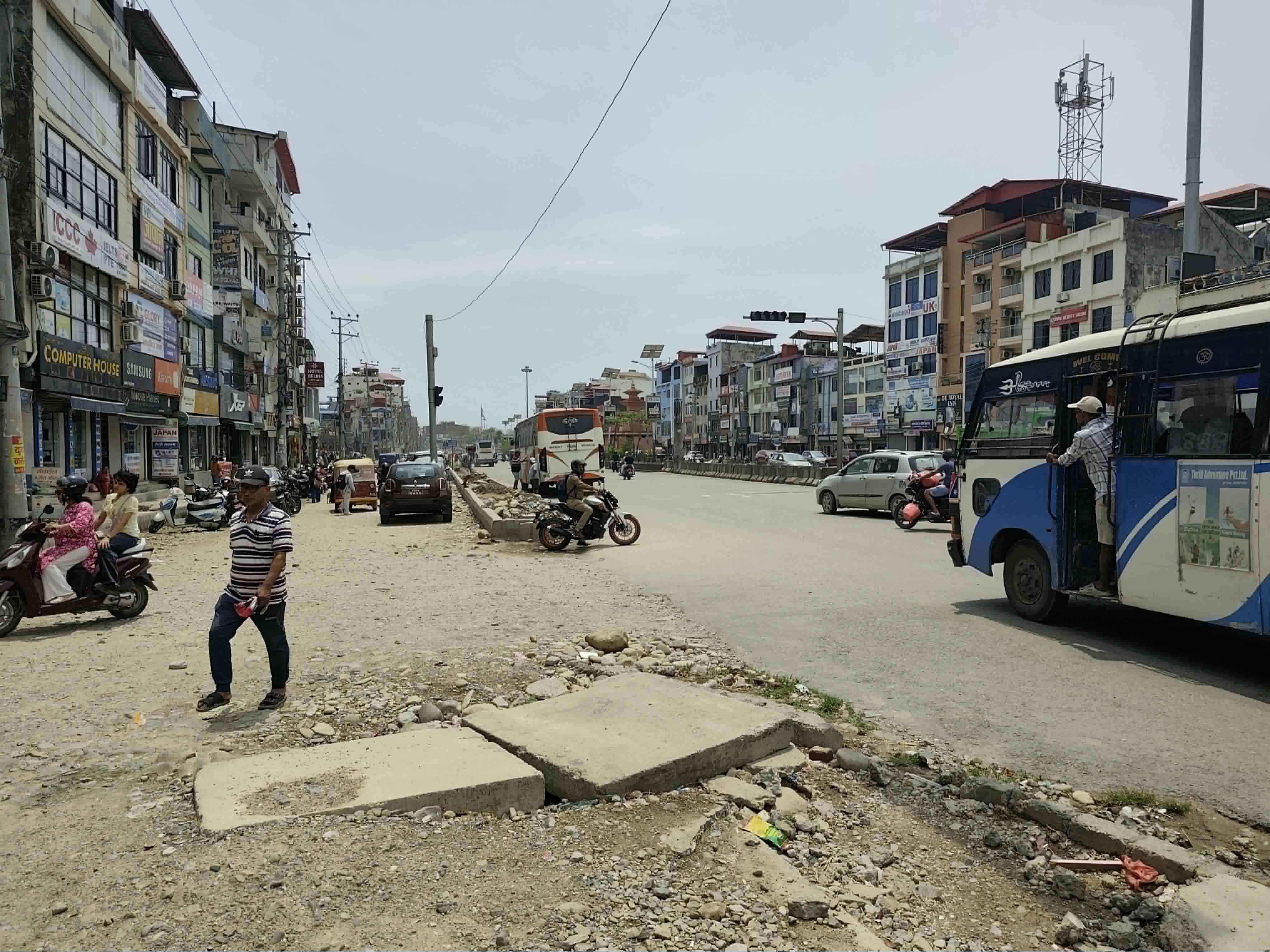 चौराहा–गोलपार्क सडक निर्माणको म्याद फेरि थपियो