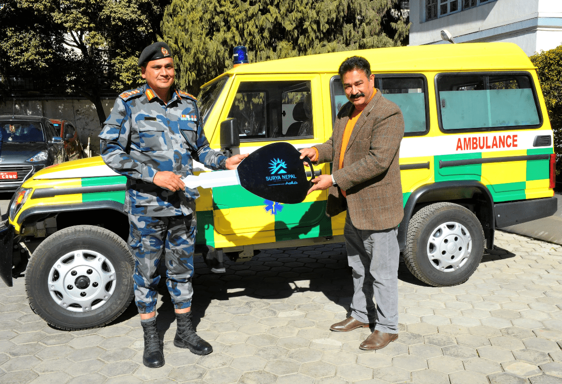 सूर्य नेपालद्वारा पृथ्वी हाइवे ट्रमा अस्पताललाई एम्बुलेन्स हस्तान्तरण